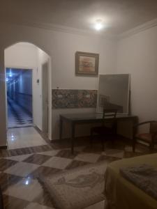 Sjónvarps- og/eða afþreyingartæki á Downtown room near gym pool beach shops walking distance from all entertainment and shopping
