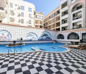 Bazén v ubytování Downtown room near gym pool beach shops walking distance from all entertainment and shopping nebo v jeho okolí