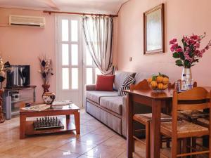 una sala de estar con un sofá y una mesa en Kalimera Apartments, en Kokkari