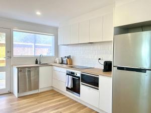 Magpie Sands - Coastal Escape & Wine Country - Beachside Getaway的厨房或小厨房