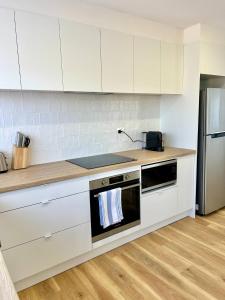 Magpie Sands - Coastal Escape & Wine Country - Beachside Getaway的厨房或小厨房