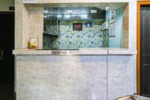 Un mostrador en una habitación con una pared de azulejos. en Hotel O Rainbow, en Tezpur