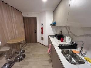 Köök või kööginurk majutusasutuses Mini suite cerca del parque La Carolina Quito