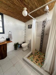 a bathroom with a shower with a toilet and a sink at Cabaña Rural en Gachetá muy cerca de Bogotá - Santa Jacoba in Gachetá
