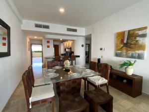 a dining room with a table and chairs at Mayan Playa Departamento Uxmal in Acapulco