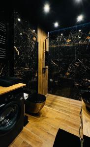 Luksusowy Apartament Tu i Teraz的一间浴室