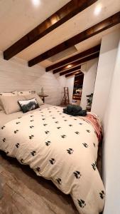 Postel nebo postele na pokoji v ubytování Cozy Alpine Attic