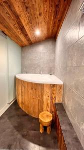 Koupelna v ubytování Cozy Alpine Attic + 14 fotografií