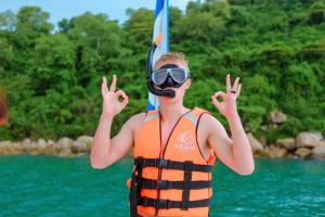 un hombre con un esnórquel y una máscara en Sunrise Catamaran Yacht Tour, en Nha Trang