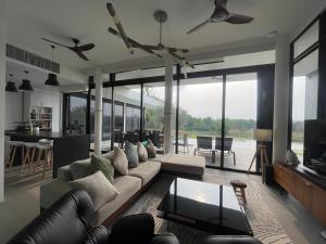 Χώρος καθιστικού στο Hakuna Matata Villas Phrae