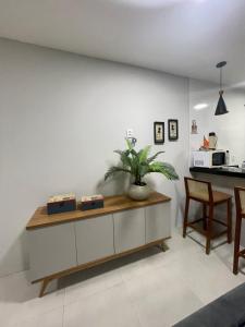 CabuçuにあるVillage Pedras Altasのリビングルーム(植物の置かれたカウンター付)