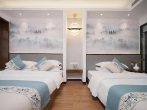 FenghuangQixin Guesthouse客房内的一张或多张床位