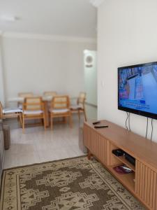 un soggiorno con TV a schermo piatto e tavolo di Amplo apartamento para aluguel diário numa das melhores praias de SC. a Meia Praia