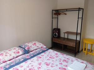 una camera da letto con un letto con un comò e uno specchio di Amplo apartamento para aluguel diário numa das melhores praias de SC. a Meia Praia