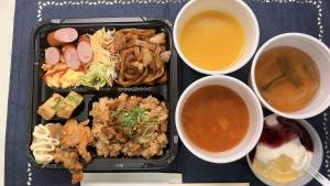 广岛Toyoko Inn Hiroshima-eki Minami-guchi Migi的一盘食物，包括米饭、其他食物和饮料。