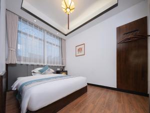 FenghuangQixin Guesthouse客房内的一张或多张床位