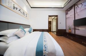 FenghuangQixin Guesthouse客房内的一张或多张床位