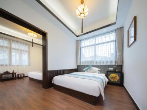 FenghuangQixin Guesthouse客房内的一张或多张床位