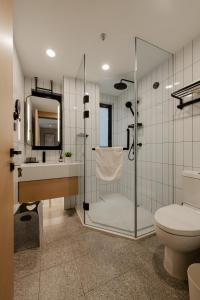Ένα μπάνιο στο Adoor Suites Shenzhen