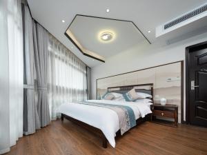 FenghuangQixin Guesthouse客房内的一张或多张床位