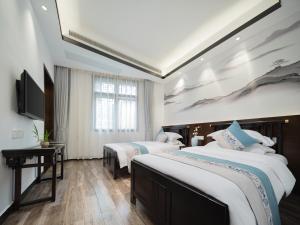 FenghuangQixin Guesthouse的电视和/或娱乐中心