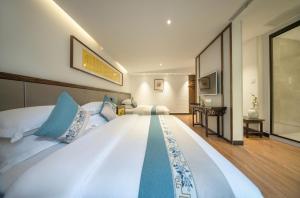 FenghuangQixin Guesthouse客房内的一张或多张床位