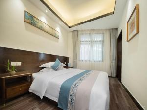 FenghuangQixin Guesthouse客房内的一张或多张床位