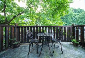 FenghuangQixin Guesthouse的阳台或露台