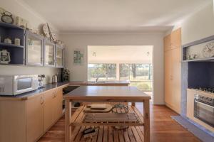 una cocina con una mesa en el medio. en Private Peaceful Country Homestead - Frankland River Retreat, en Frankland