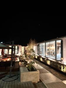 a train is parked on the tracks at night at Dionisio by LOEW Valle de Guadalupe, Ensenada, México in El Porvenir