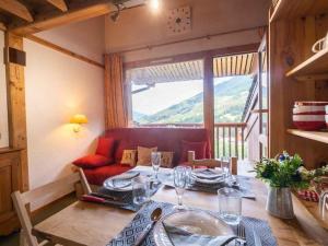 ein Esszimmer mit einem Tisch und einem Fenster in der Unterkunft Studio alpin mezzanine, 4 pers, animaux acceptés, parking en option - FR-1-291-1022 in Valmorel