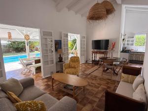 TV a/nebo společenská místnost v ubytování Villa Joss - Piscine & Plage 1 min à pied