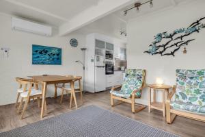 メリンブラにあるSeasprayのテーブルと椅子のあるキッチンとダイニングルーム