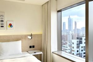 Postel nebo postele na pokoji v ubytování amba Taipei Songshan