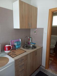Dapur atau dapur kecil di Apartman KONAK