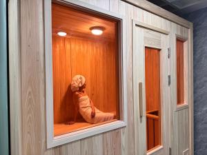 ソウルにあるBluedot Poshtelの部屋の窓辺に座っている人