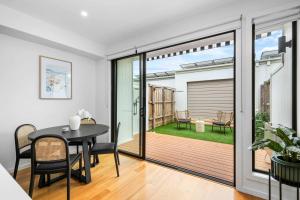 Patio nebo venkovní prostory v ubytování 2BR Torquay Gem