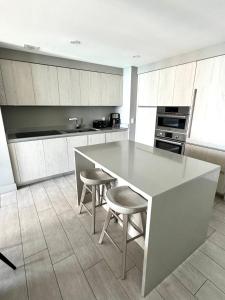 Dapur atau dapur kecil di Luxury 2 bedroom with ocean view