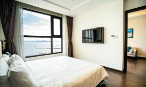 Μια τηλεόραση ή/και κέντρο ψυχαγωγίας στο The Sapphire Resident S1