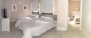 Łóżko lub łóżka w pokoju w obiekcie Ares Hotel
