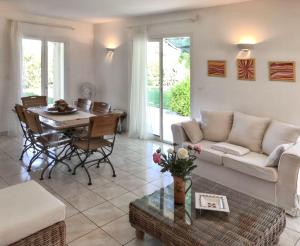 una sala de estar con un sofá y una mesa en Villa reposante à Solaro avec piscine privée et jardin, en Solaro