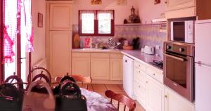 Η κουζίνα ή μικρή κουζίνα στο Maison charmante à Coucouron, vue montagne, cheminée +6 φωτογραφίες