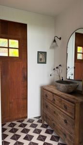 ein Badezimmer mit einem Waschbecken auf einer Holzkommode in der Unterkunft Ocean Beach Residence in Tuki Tuki