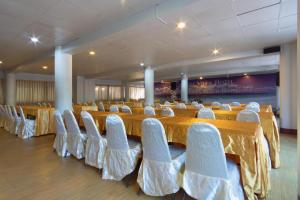 un salón de banquetes con mesas largas y sillas blancas en Cha Am Villa Beach, en Ban Bo Khaem 191 fotos más