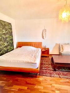 KilchbergZurich at the Lake double room in historic house shared Bath的带床和桌子的卧室