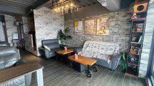 Area tempat duduk di The First 南灣膠囊旅店