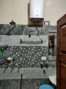 Ένα μπάνιο στο Krishna Niwas Homestay 3BHK-GF Chandigarh, Zirakpur