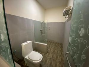 un baño con inodoro y ducha en Sea Coral Beach Resort, en Kawal