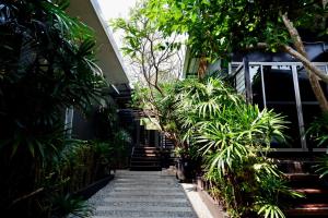 eine Treppe, die zu einem Gebäude mit Pflanzen führt in der Unterkunft แอทเกาะล้านรีสอร์ท in Ko Sak