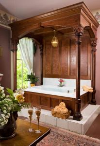 Ett badrum på Garth Woodside Mansion Bed and Breakfast